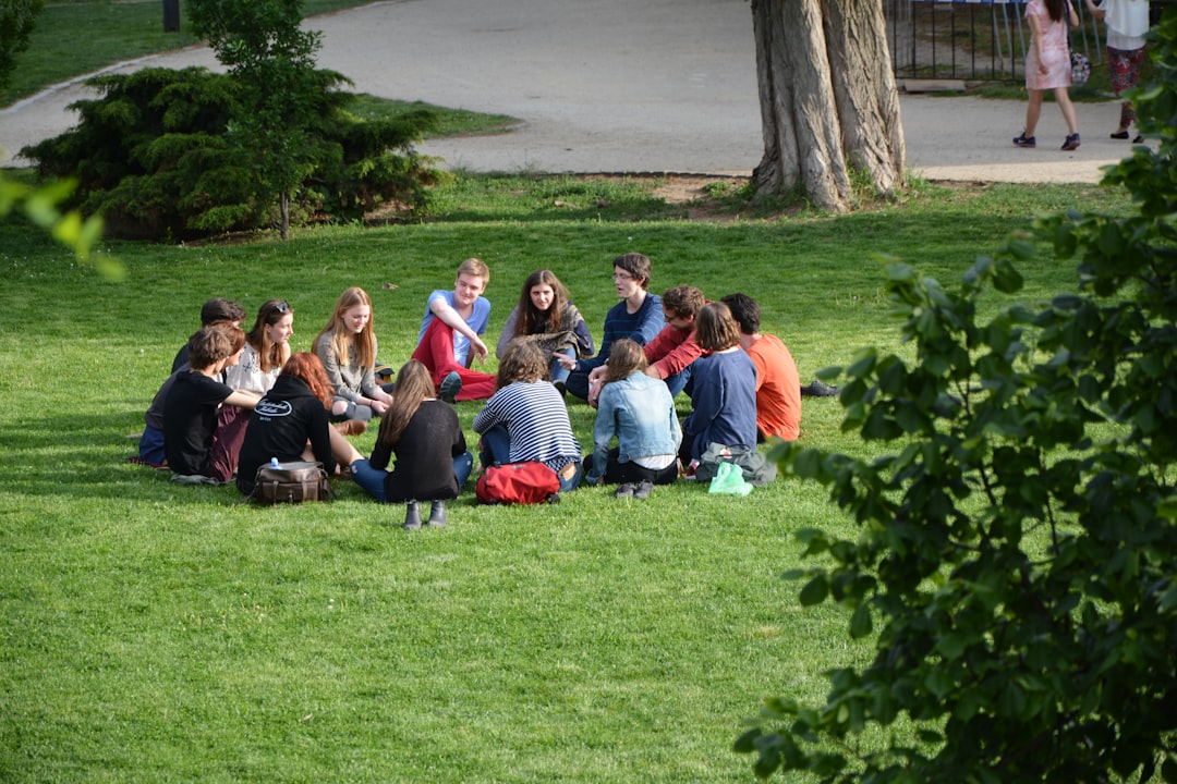 Actividades de disciplina positiva - Niños en círculo participando en una reunión