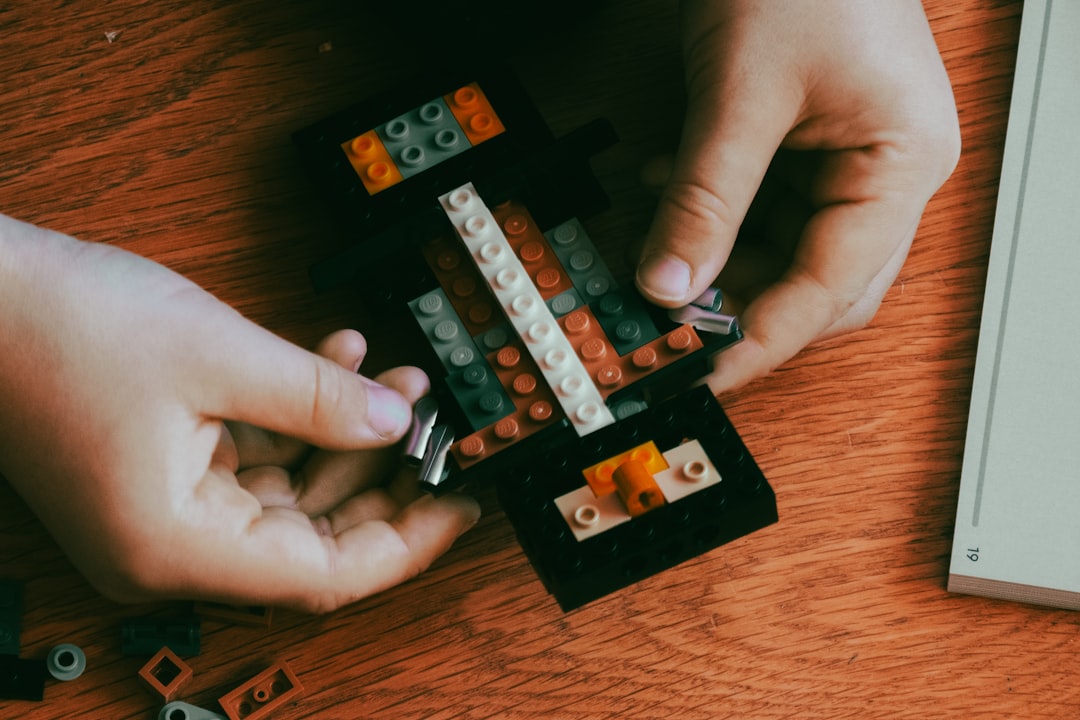 destreza manual - child building blocks