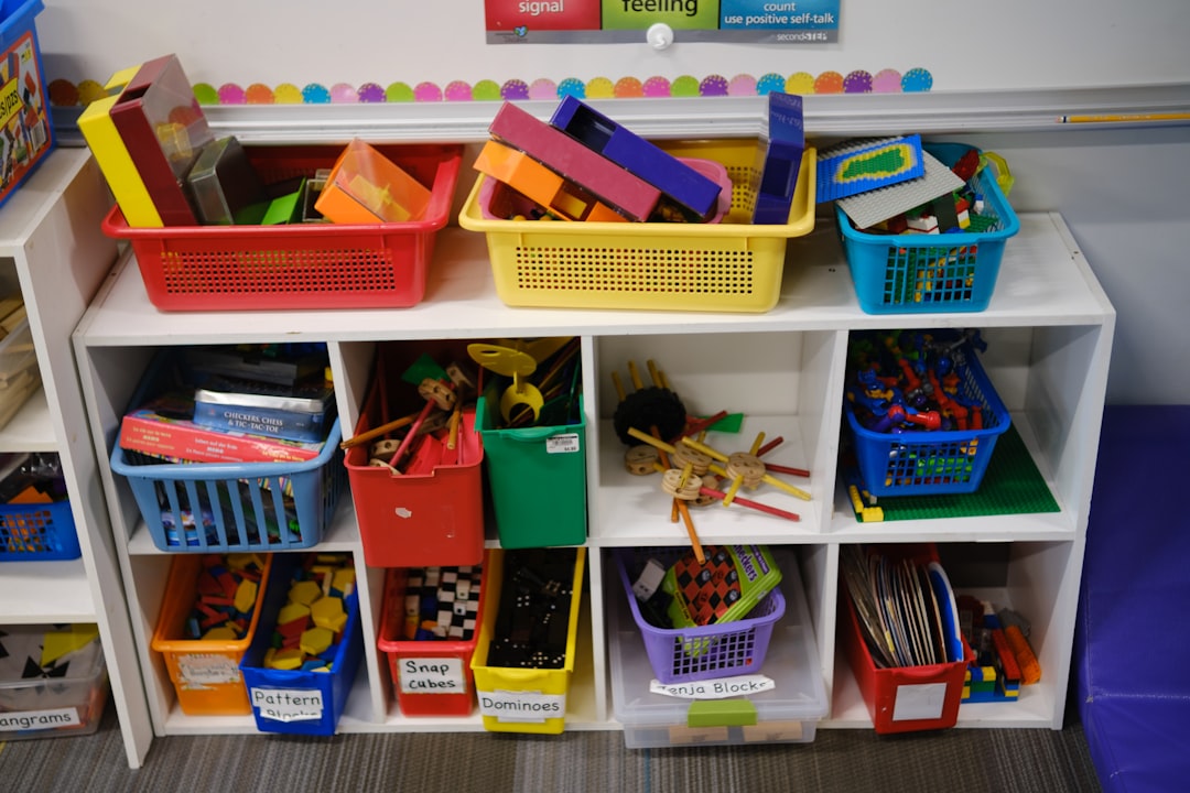 Actividades de lenguaje montessori - Madre y niño pequeño leyendo un cuento con imágenes realistas