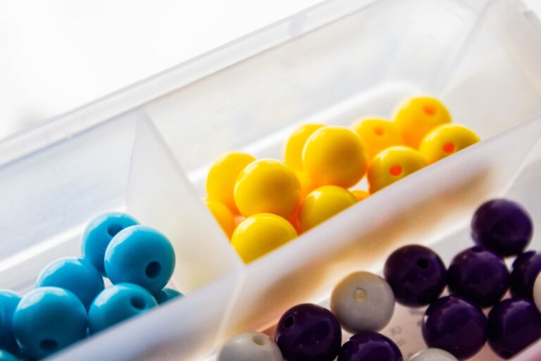 Materiales Montessori de matemáticas: perlas doradas y tarjetas numéricas.