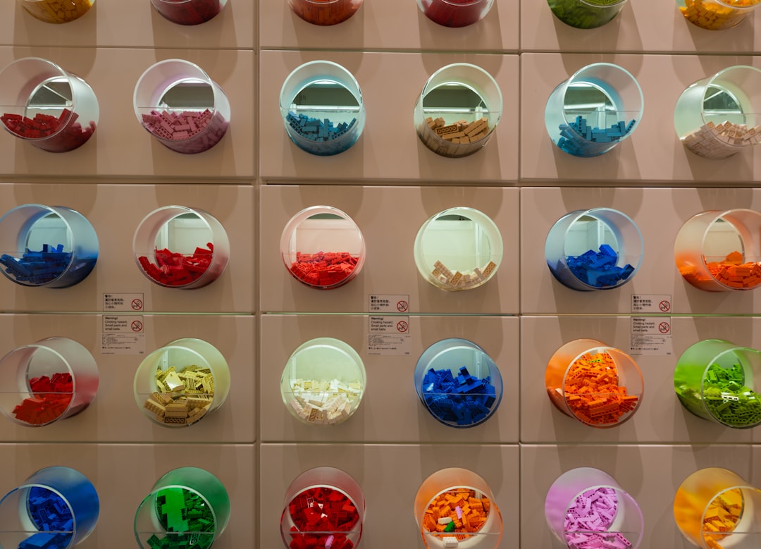 ejercicios matemáticos Montessori - Niña clasificando tapones por color para preparar la mente matemática.