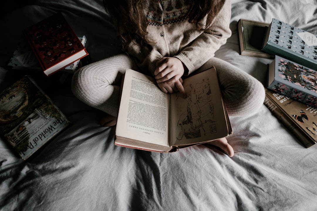 Madre leyendo un cuento a su hijo antes de dormir