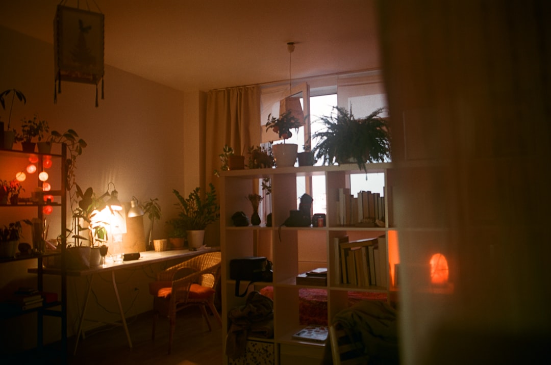 cuentos cortos para dormir - Habitación infantil con luz tenue para la <a href=