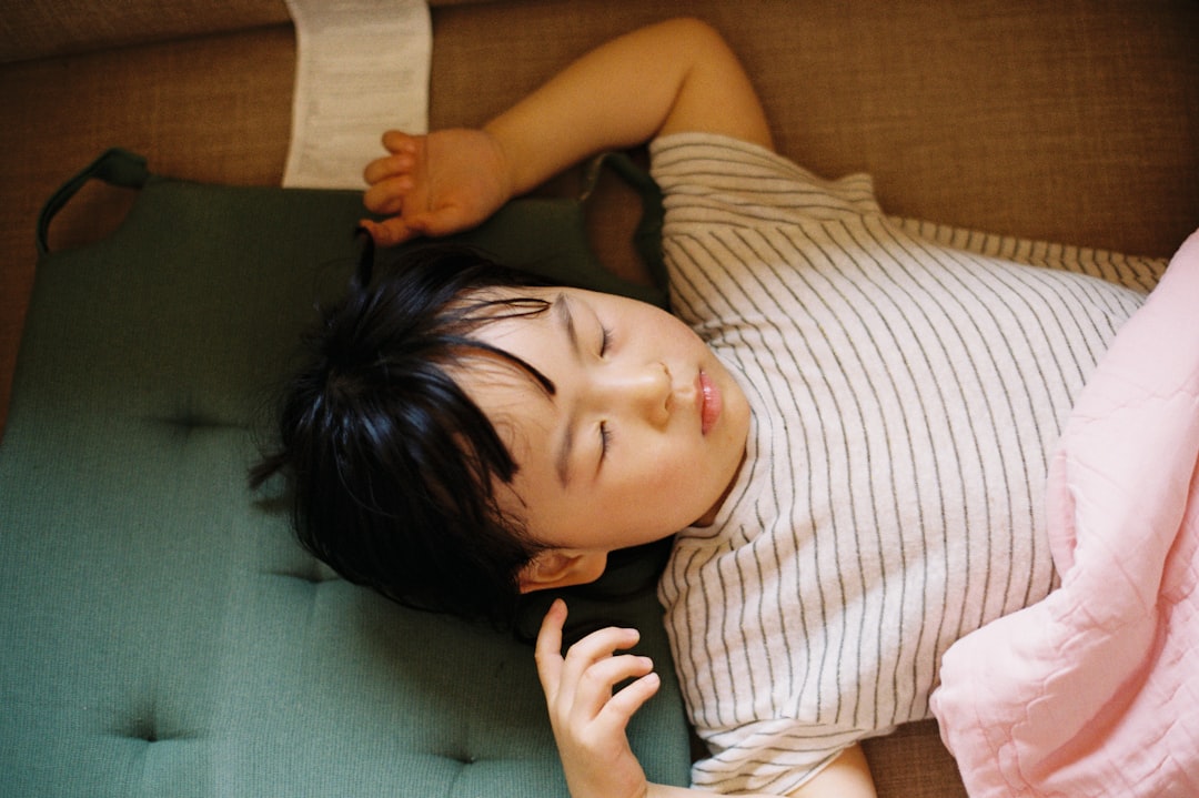 relatos breves para antes de dormir - Niño durmiendo plácidamente tras el ritual del cuento