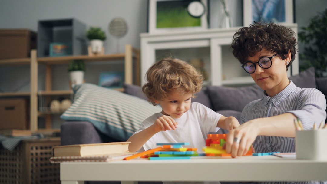 estimulación temprana cerca de mí - Aula Montessori de Casa de Niños con estanterías bajas y materiales de madera.