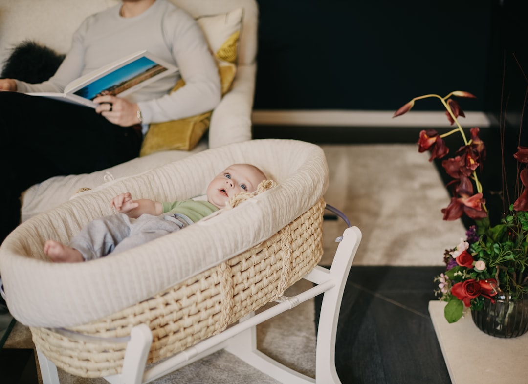 guía de estimulación temprana - Madre leyendo un cuento a su bebé