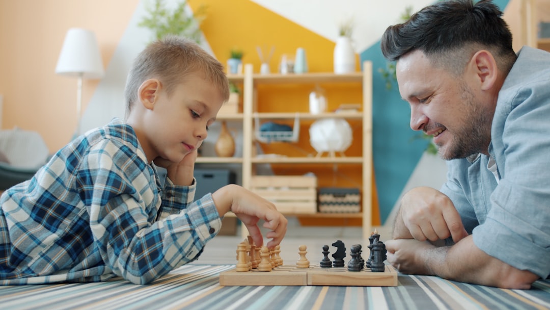 materiales de aprendizaje autónomo - Una familia elige materiales adecuados para el desarrollo infantil.