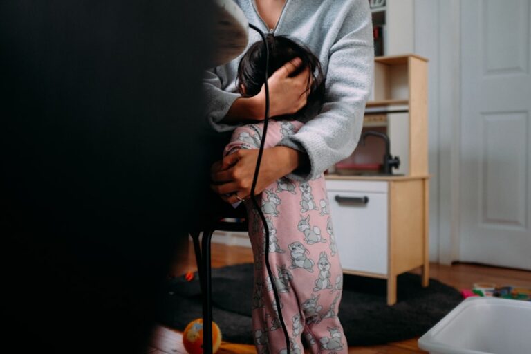 Baby sicher tragen: Sicherheit und Bindung in der frühen Kindheit