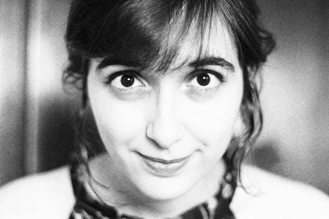 Retrato histórico de María Montessori, referente de la educación basada en la observación.