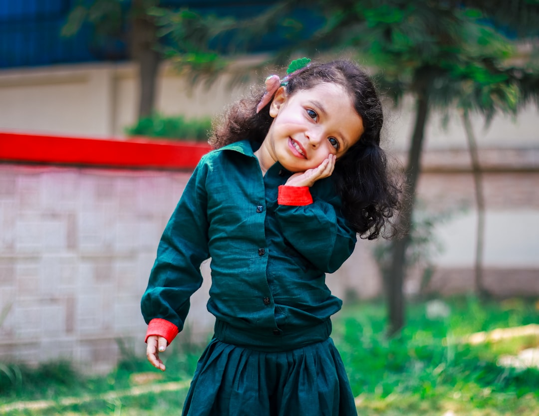 maría montessori - Un niño practica una actividad de vida cotidiana en un ambiente preparado.