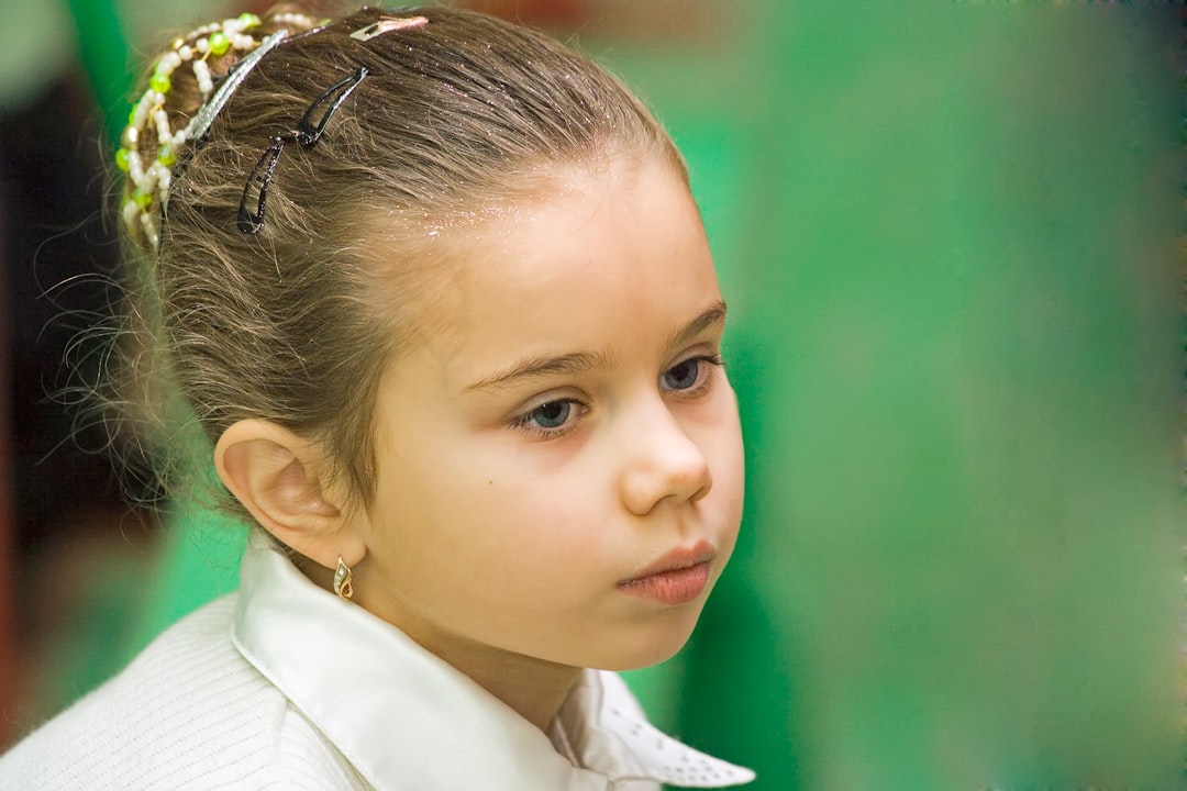 pedagogía Montessori - Niños comparten lectura y experiencias al aire libre en un entorno escolar de Sotogrande.