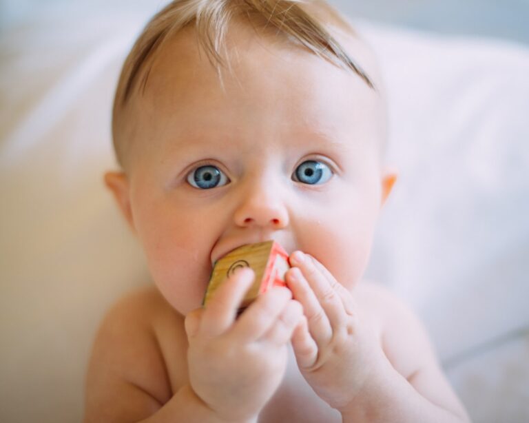 Baby zahnt: Montessori-Ratgeber zum Zahnen