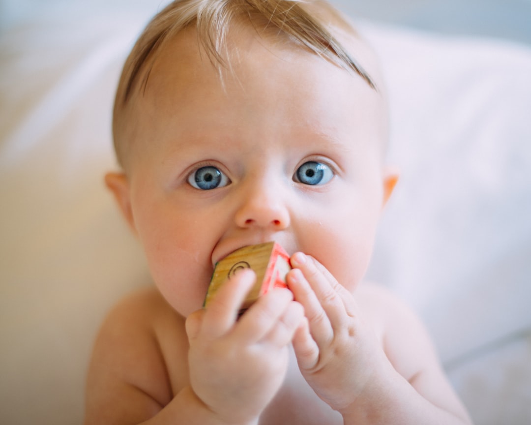 Baby zahnt: Montessori-Ratgeber zum Zahnen