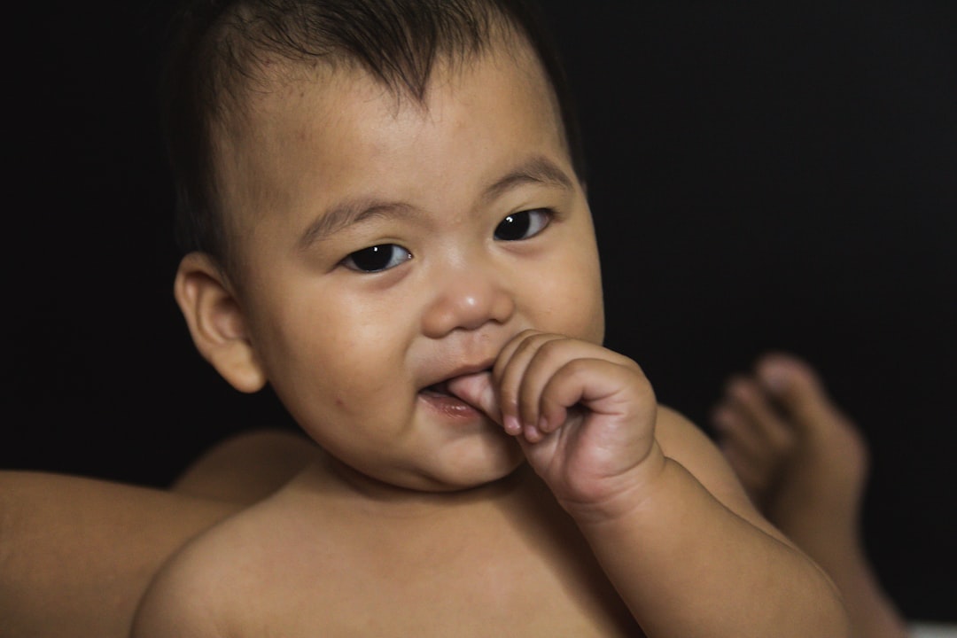 bebe dientes - El contacto cercano ayuda a calmar las molestias de las encías.
