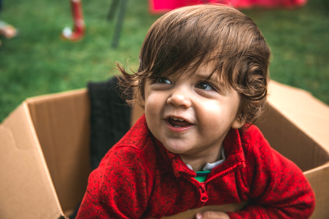 Symbolisches Spiel bei Kindern: Entwicklung, Phasen und Ideen für zu Hause