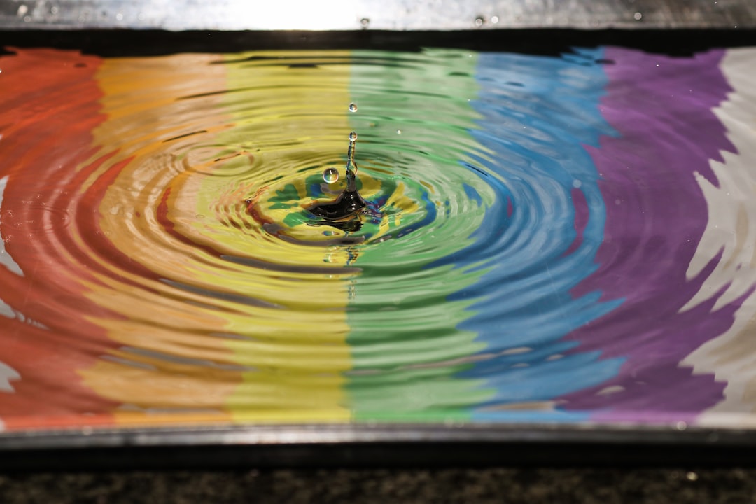 mesa sensorial - Una bandeja con agua y objetos grandes acompaña la exploración de un niño pequeño.