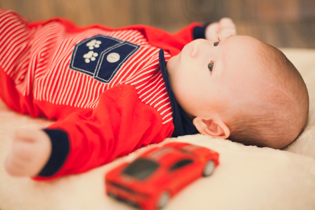 materiales Montessori para 12 meses - La lectura compartida convierte una propuesta sencilla en conversación.