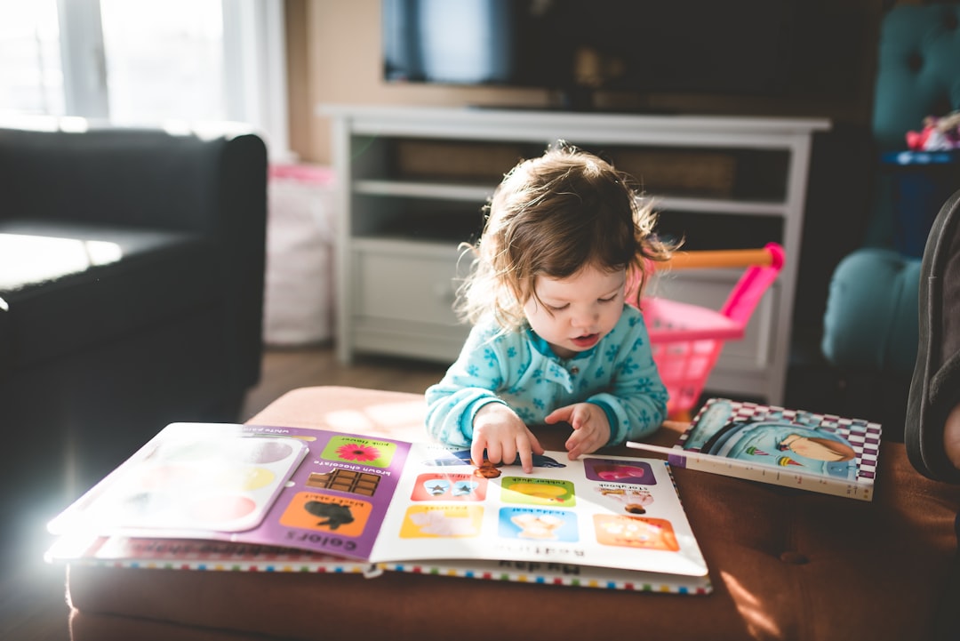 Cómo enseñar a un niño a leer sin forzar: guía Montessori para familias