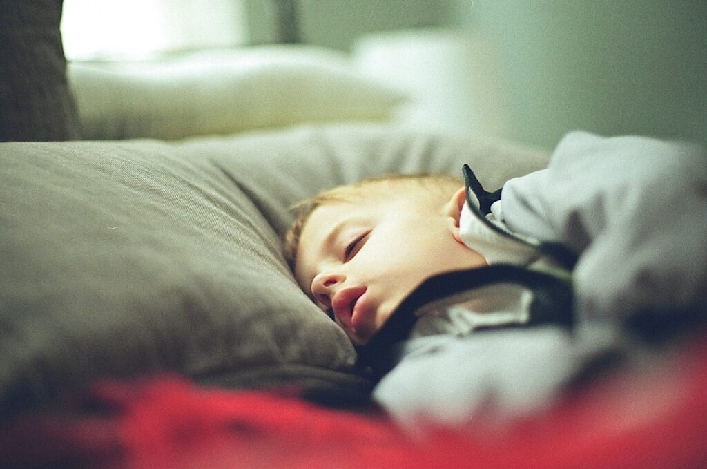 Consejos para que tu hijo duerma solo sin miedos ni batallas nocturnas