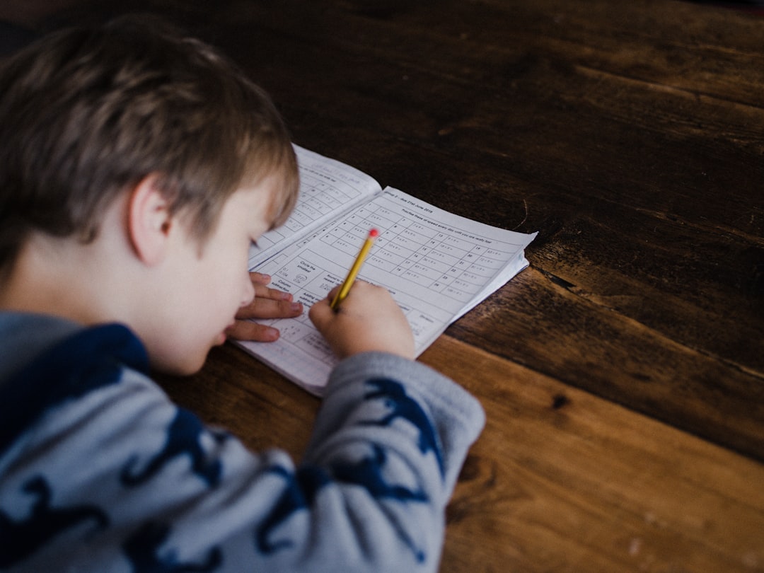 Evaluación sin notas en Montessori: cómo se evalúa a tu hijo