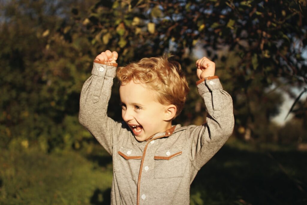 Un niño explora el equilibrio en un ambiente preparado.