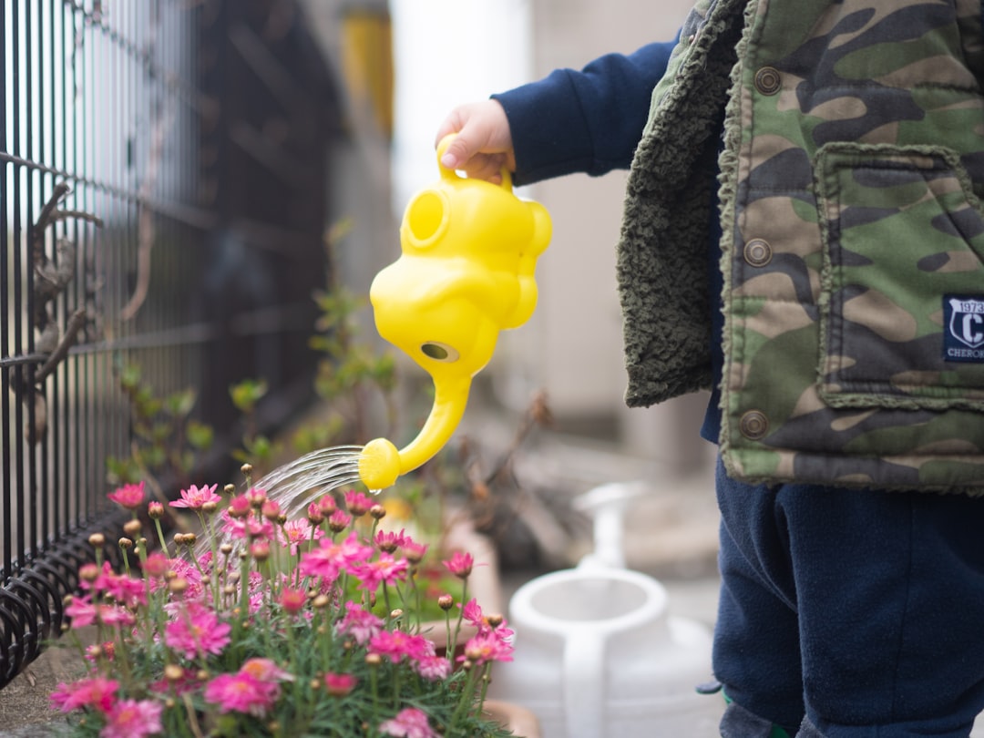 psicomotricidad infantil - Verter agua ofrece práctica de precisión y autonomía.