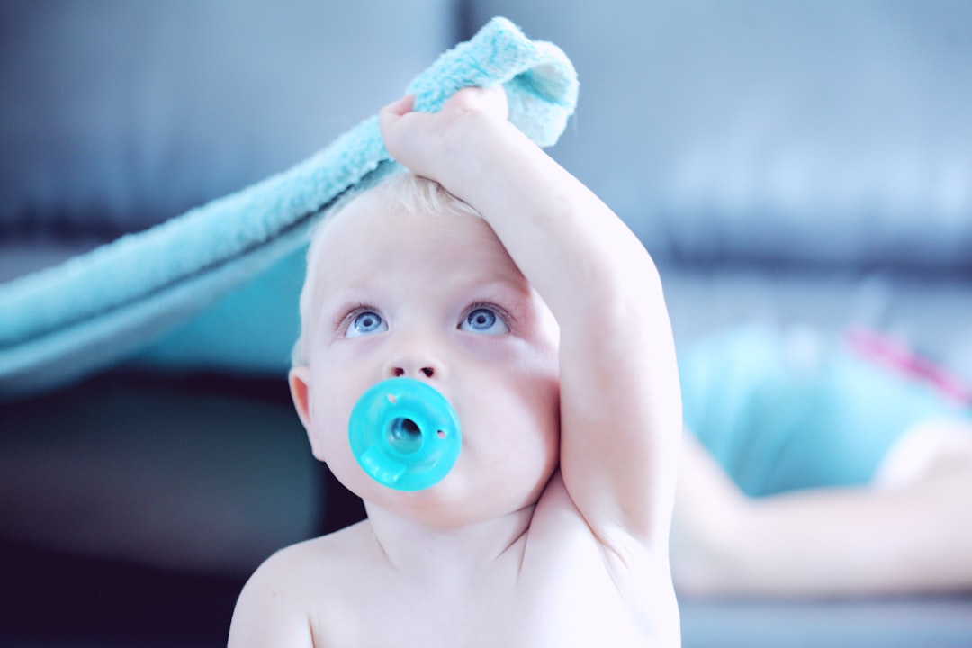 cuando le salen los dientes a los bebe - Un paño limpio y frío ofrece alivio suave bajo supervisión.