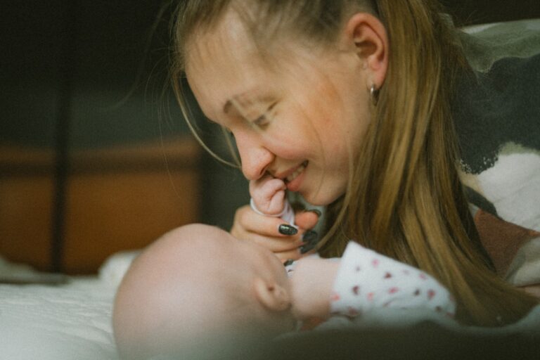 Weiße Punkte am Zahnfleisch beim Baby: Was bedeuten sie?