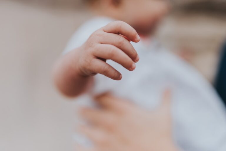 Wann kommen die ersten Zähne beim Baby? Anzeichen und sanfte Hilfe [Ratgeber 2026]