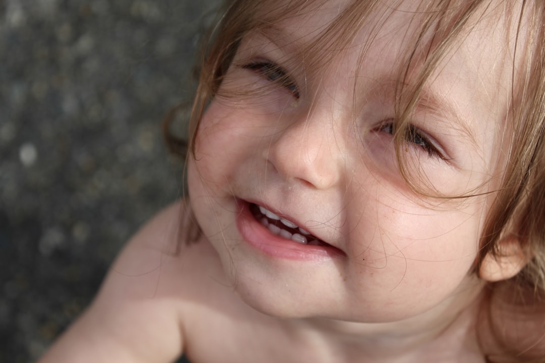 salida dientes bebe - El primer diente suele aparecer durante el primer año.