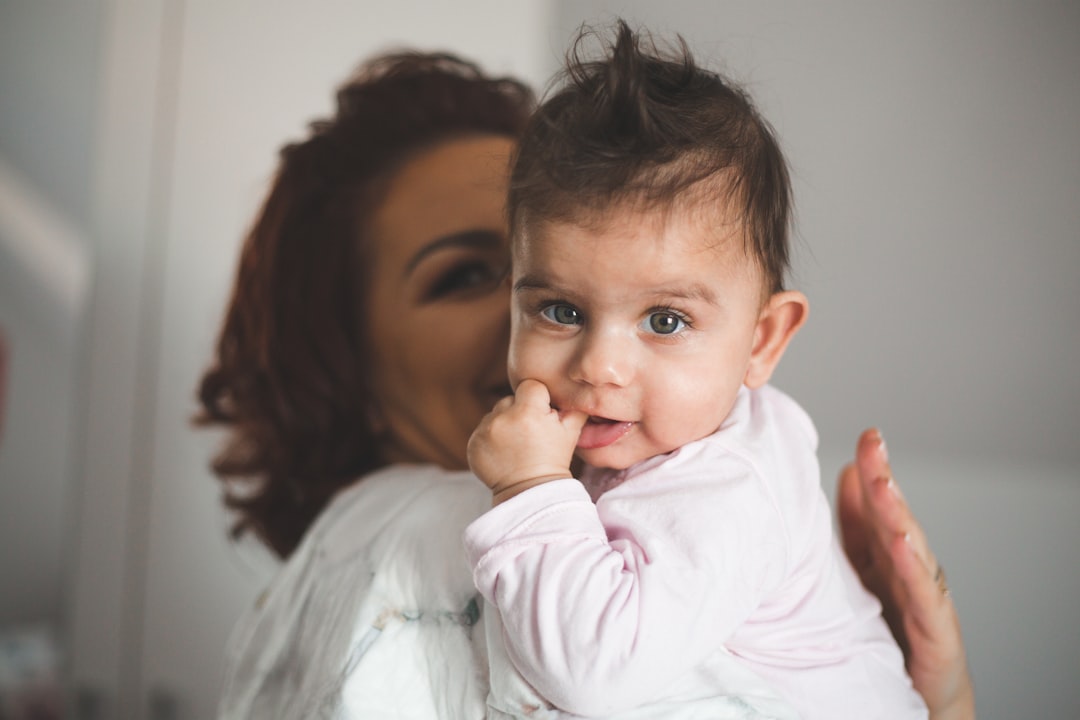salida dientes bebe - El acompañamiento tranquilo ayuda cuando las encías están sensibles.