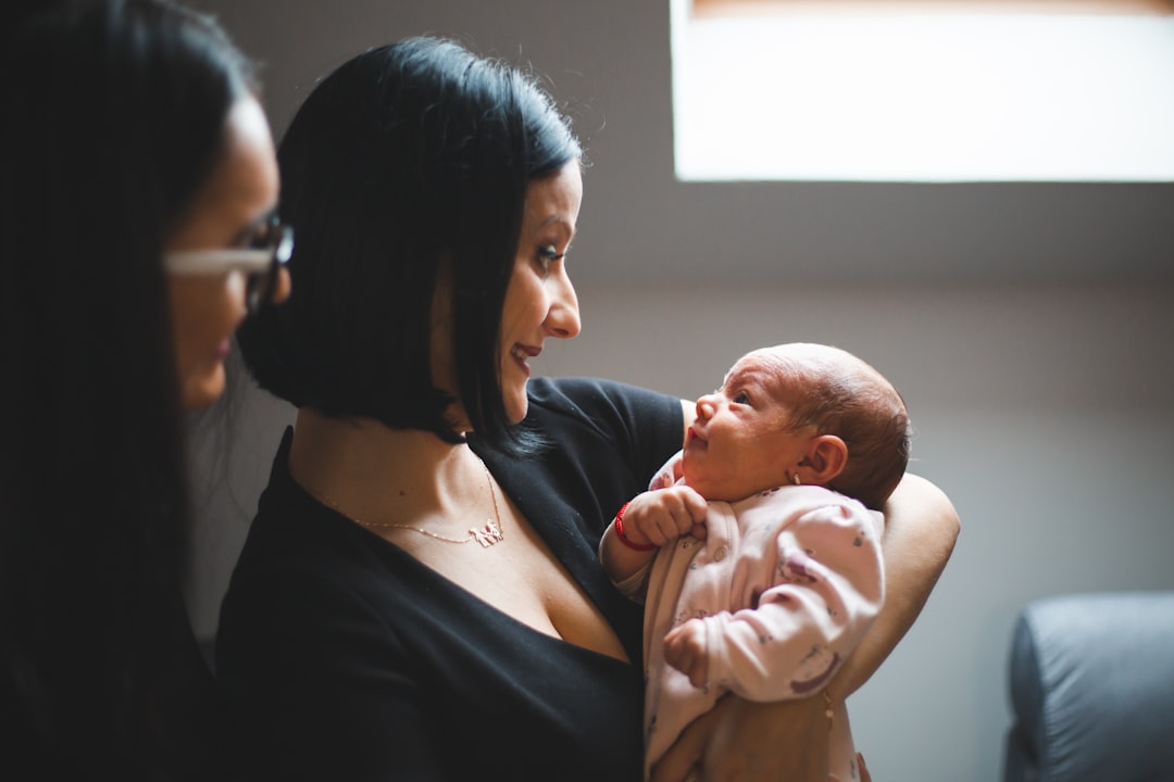 tabla de alimentación para bebés de 0 a 12 meses - La leche materna o la fórmula son la base durante los primeros meses.