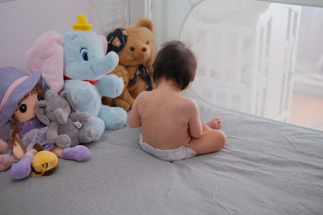 juguetes Montessori para bebés - Una familia revisa la seguridad de un libro de tela para bebés.