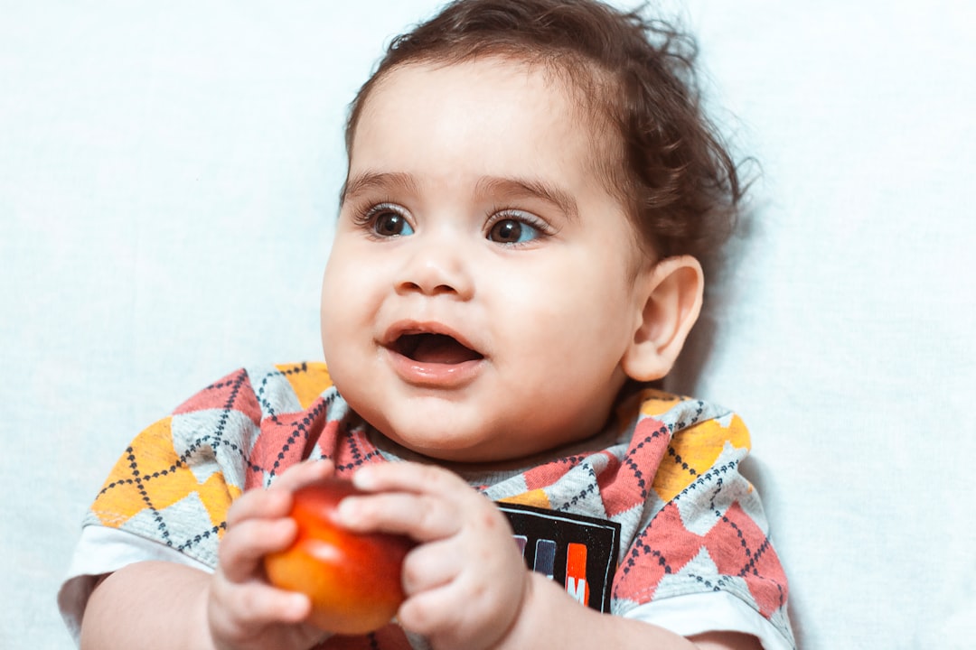 tabla de alimentación para bebés de 6 a 12 meses - Un ambiente preparado favorece la autonomía del bebé durante la comida.