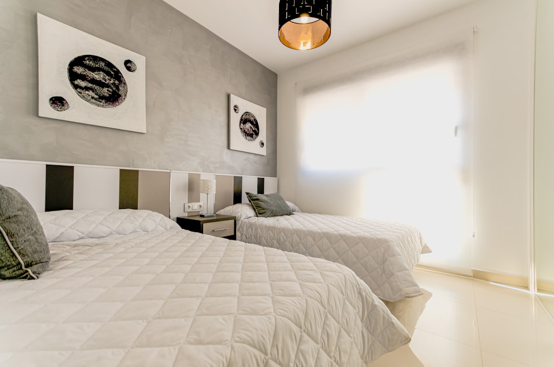 cama montessori doble - El dormitorio preparado acompaña el movimiento infantil.