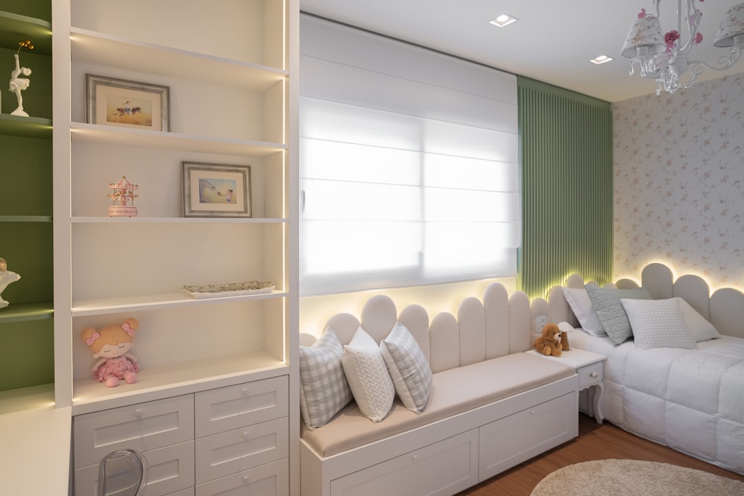cama baja para hermanos - Una zona de descanso ordenada reduce estímulos antes de dormir.