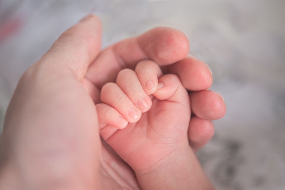 ansiedad por separacion bebe - El contacto con un adulto conocido aporta seguridad durante la separación.