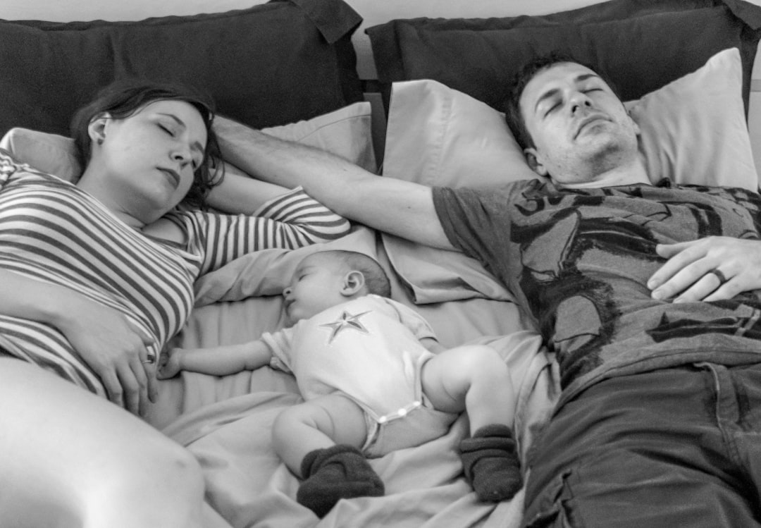 bebé de alta demanda - El descanso de la persona adulta también forma parte del cuidado.
