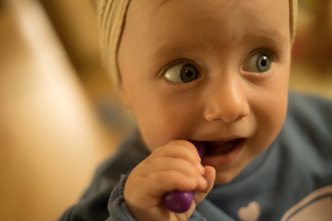 primeros dientes del bebe - La necesidad de morder suele aumentar cuando aparece el primer diente.