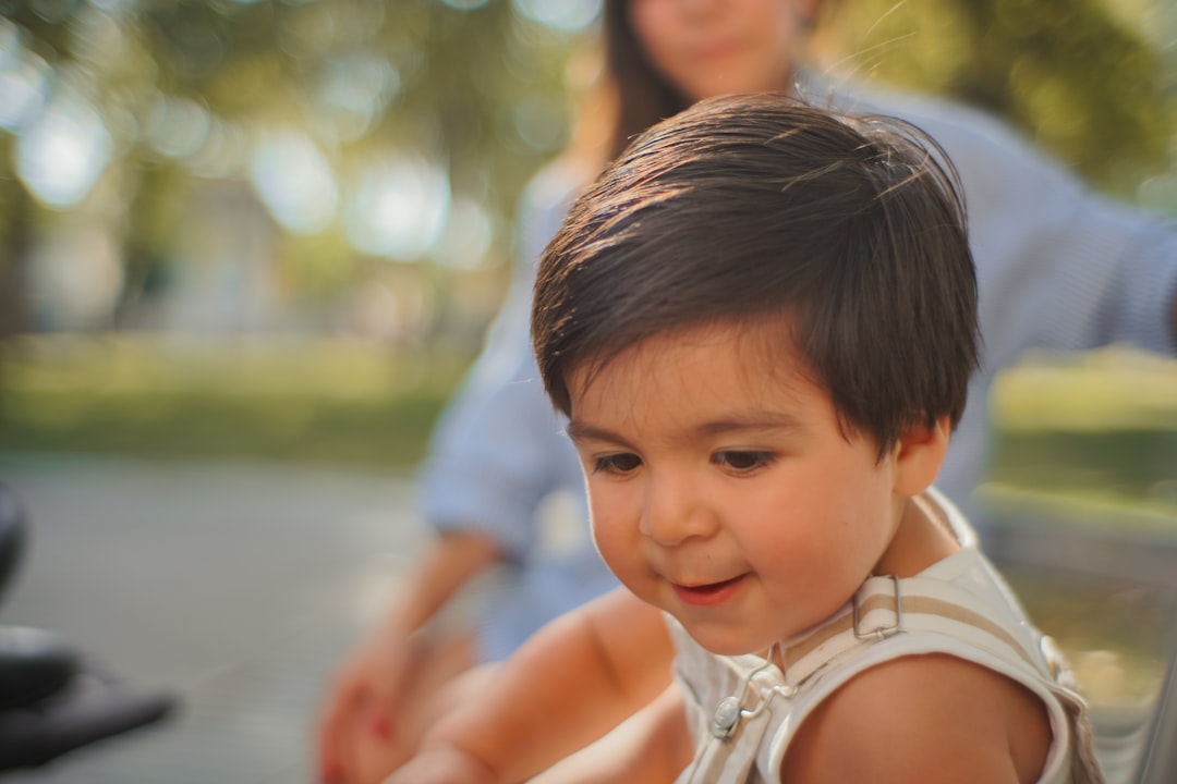 desarrollo motor infantil - El juego al aire libre amplía las oportunidades de movimiento seguro.
