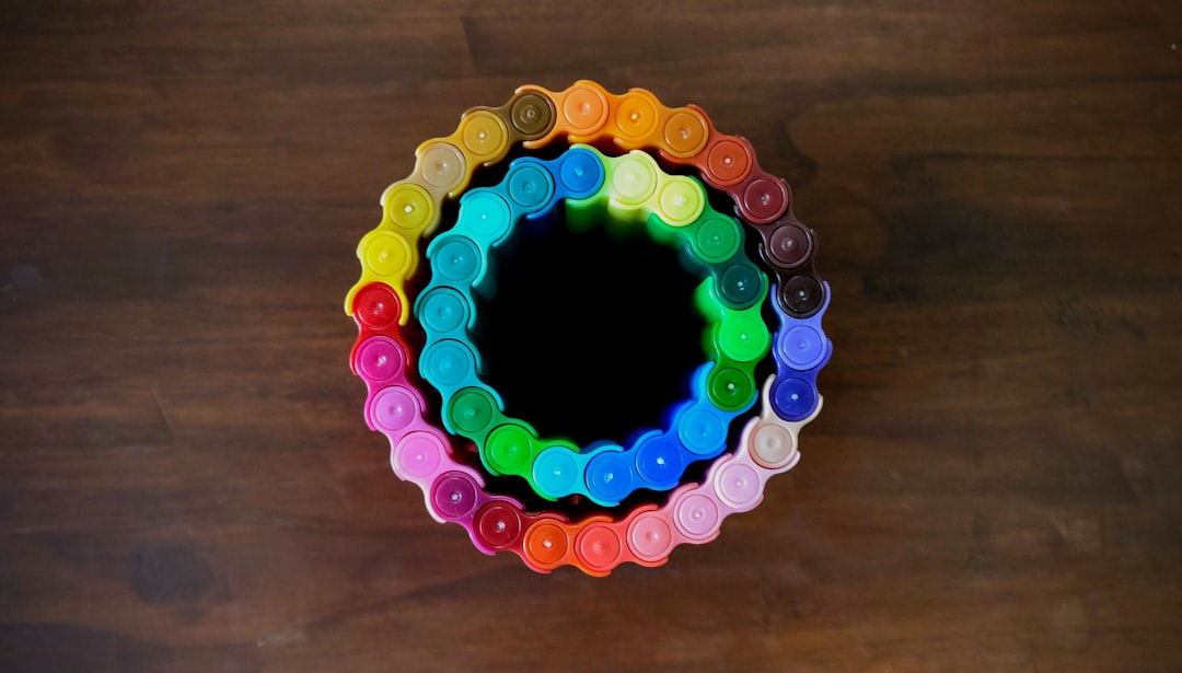 mesa de luz montessori - Una propuesta de clasificación de colores para la etapa infantil.
