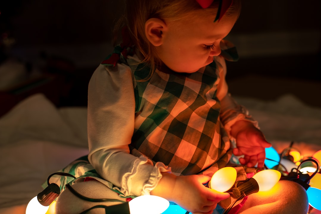 mesa luminosa - Acompañamiento adulto durante una actividad sensorial segura.