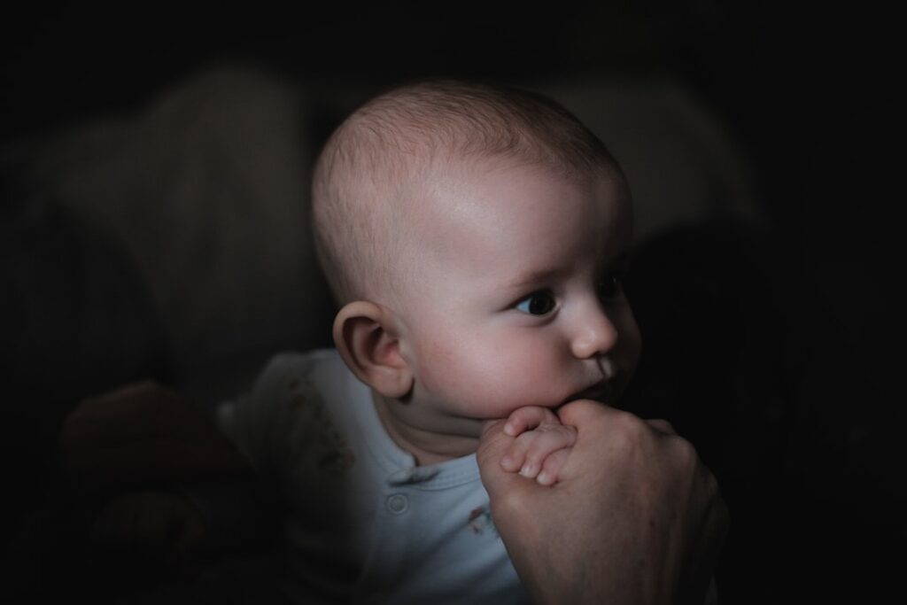 Una familia observa la aparición de los primeros dientes con calma.