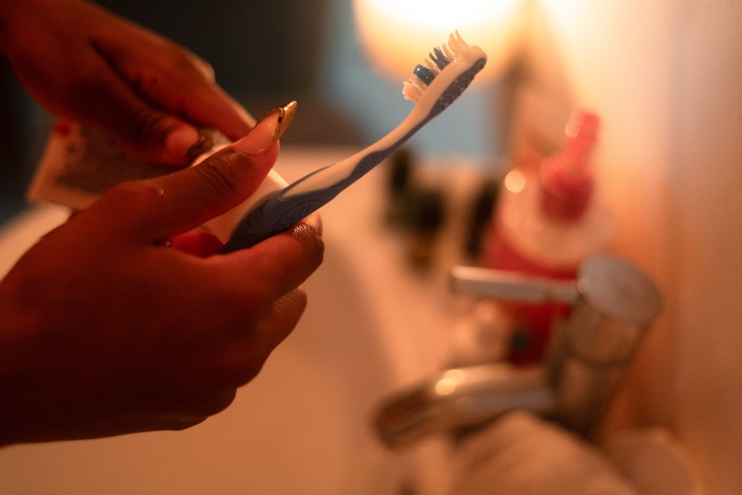 pasta de dientes bebe - El adulto acompaña el cepillado con calma y supervisión.