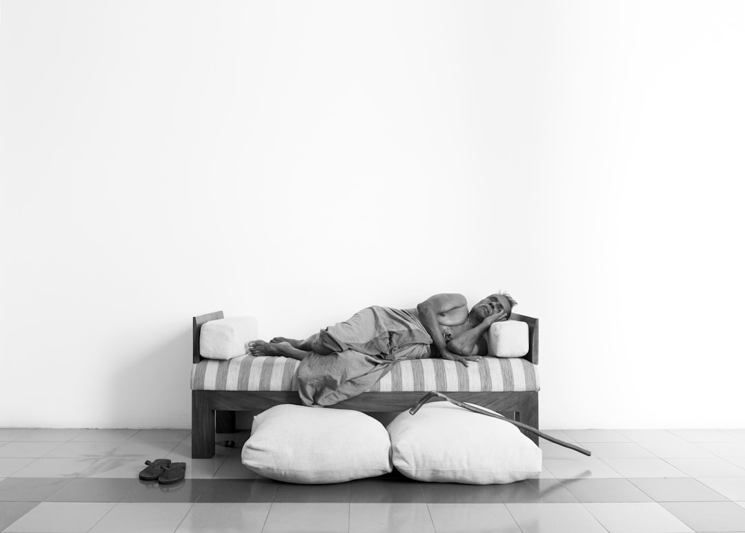 cama montessori nido - El descanso infantil necesita una superficie firme y despejada.