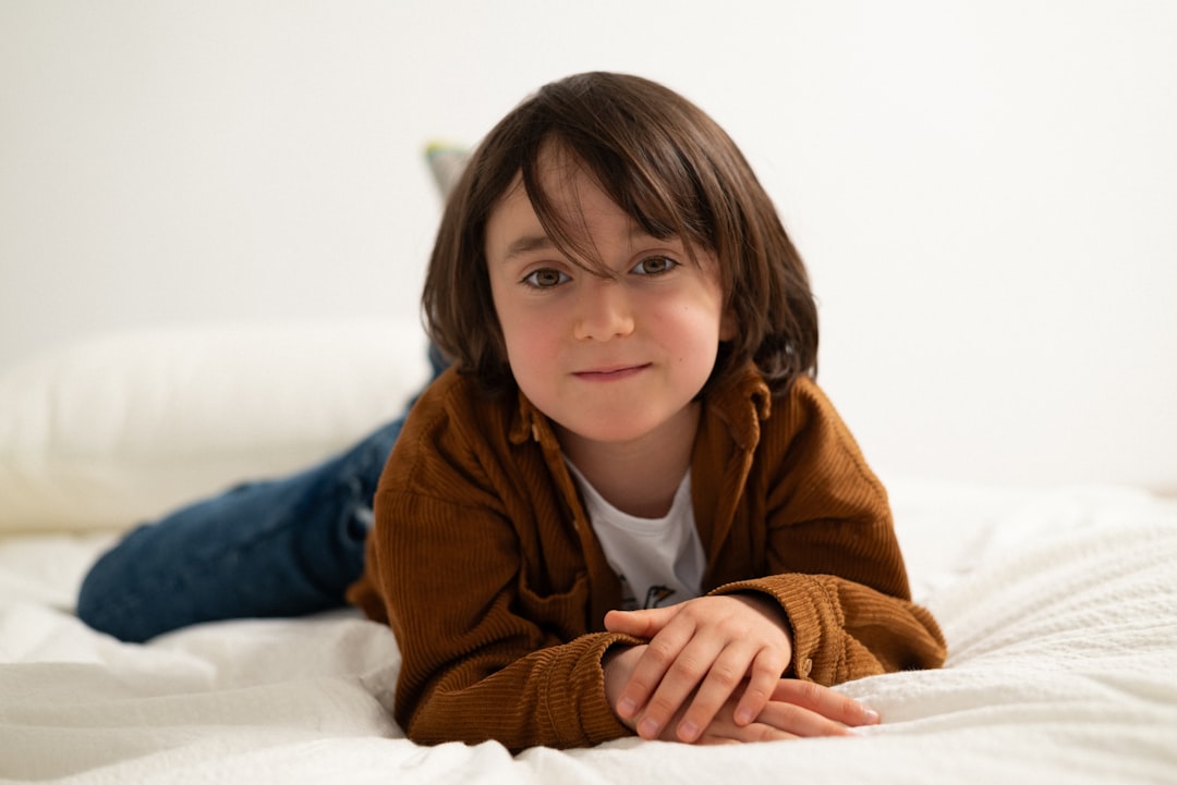 cama baja Montessori - El Nido Montessori acompaña el desarrollo de 0 a 3 años en Sotogrande.