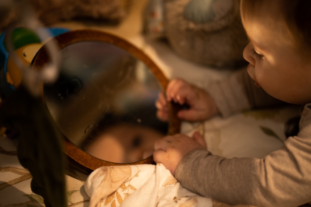 juguetes montessori 6 meses - Los estímulos visuales suaves acompañan los primeros meses.