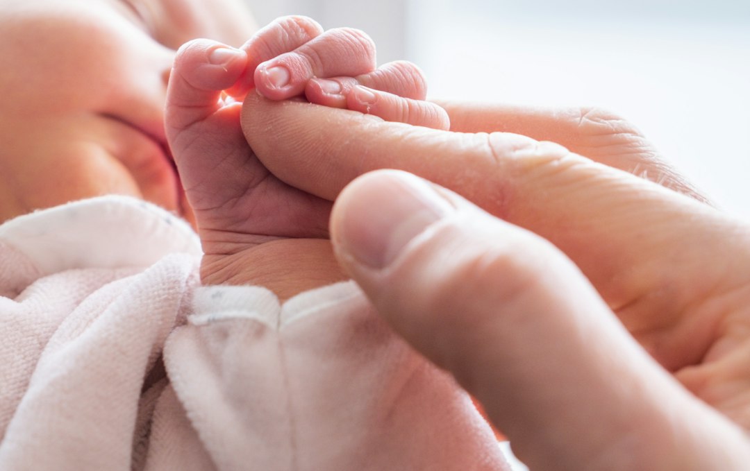 dientes 4 meses bebe - Masaje suave de las encías con un dedo limpio.