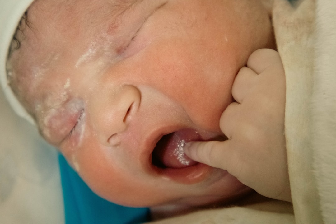 dientes 4 meses bebe - Primer incisivo inferior asomando en la sonrisa del bebé.