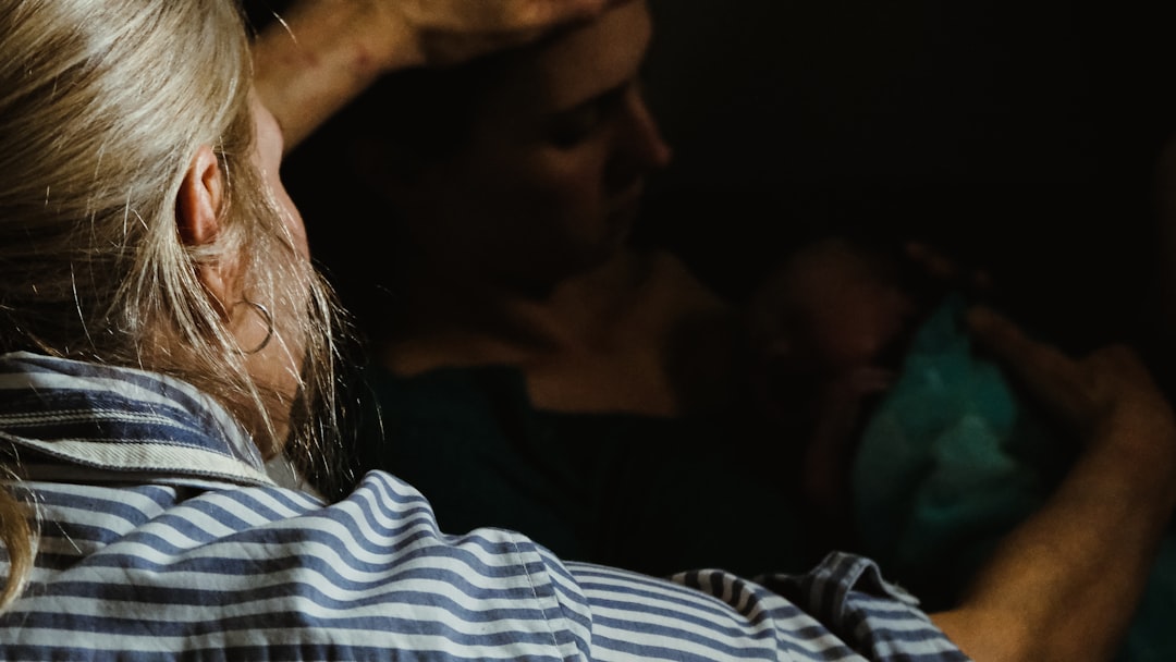 salida de los dientes del bebé - Acompañar con calma también ayuda durante una noche difícil.